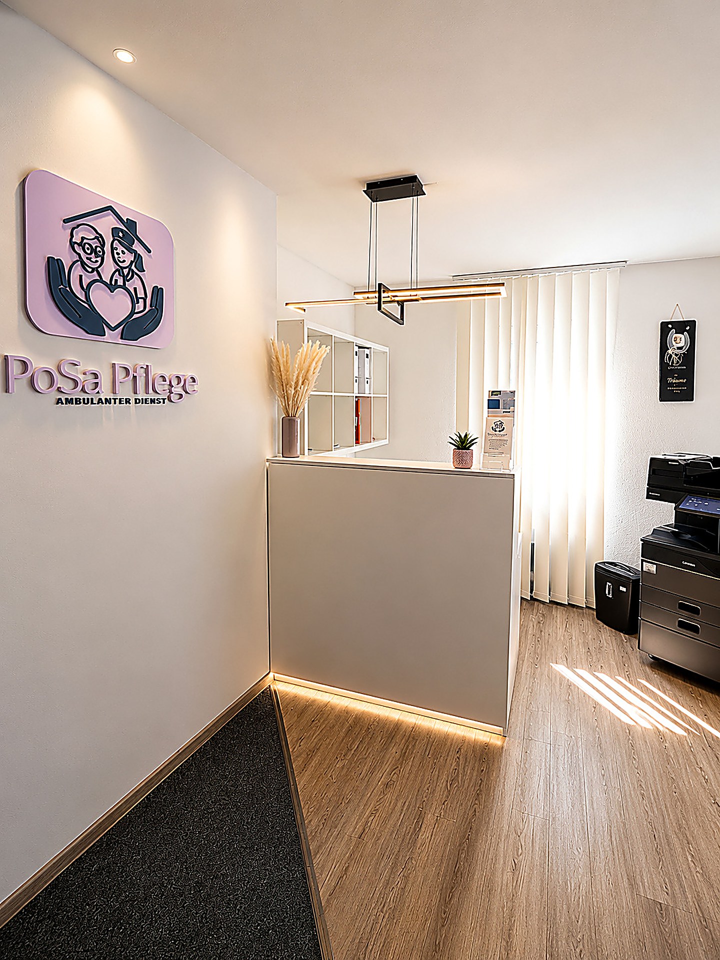 Empfangstresen mit PoSa Pflege Logo